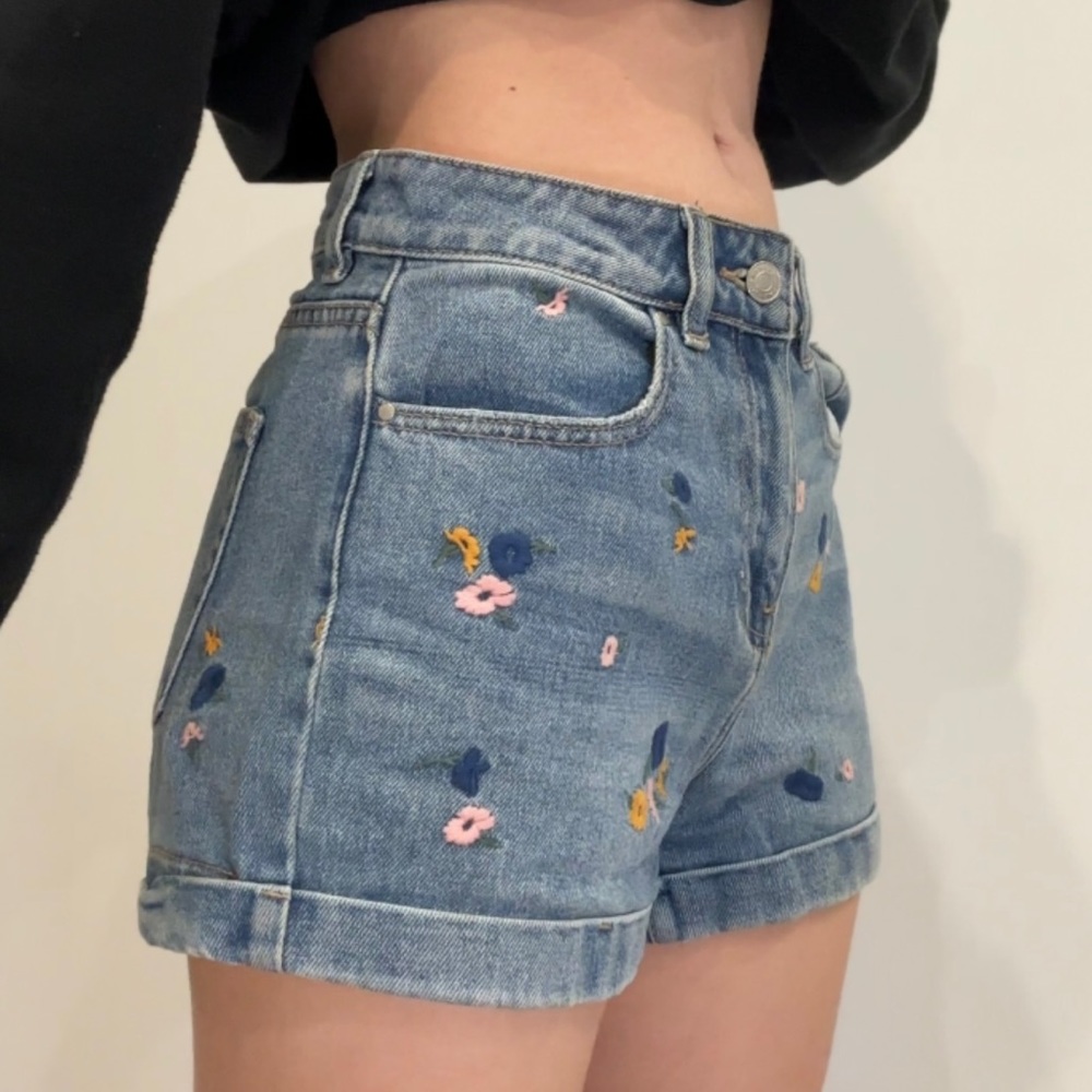 Shorts with floral patches 🌸🫶🏻